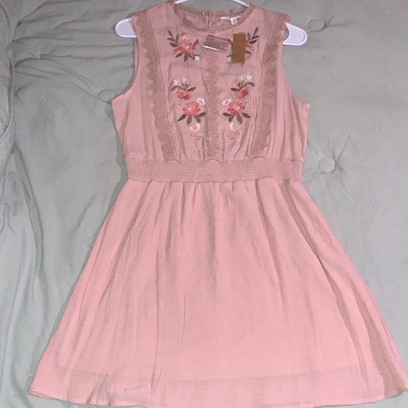mine Dresses & Skirts - NWT Mine Womens Floral Rose Embroidered Dusty Pink Sz L Dress